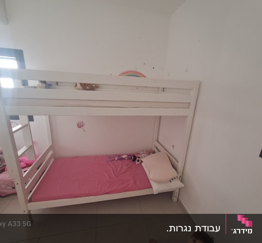 מיטת קומותיים בחדר ילדים עם מצעים ורודים